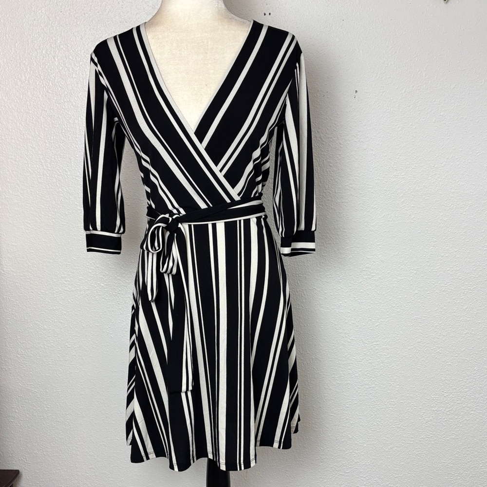 1085 EUC H&M Black & White Striped Dress - Classic V-Neck. Sz XS